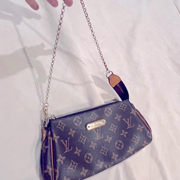 Louis mini bag so cute and trendy with the gold chain handle - Picture 4 of 4